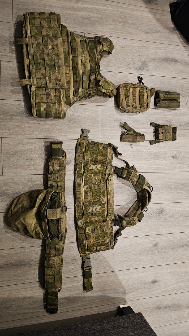 Image 1 for Vest, belt, chestrig en pouches compleet.