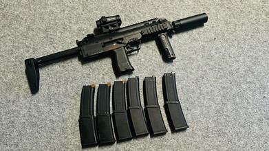 Image for Te koop: VFC MP7 GBB V2 - 6 mags, upgrades, Firefield red dot, suppressor (zie foto)