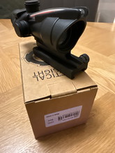 Afbeelding van Aim-O acog red dot scope.