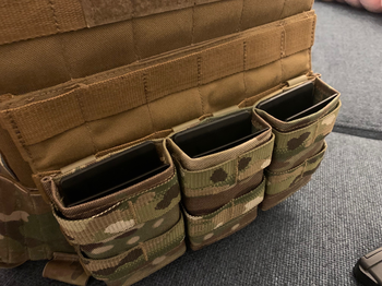 Afbeelding 3 van Esstac Kywi repro triple 5.56 m4 pouch in multicam met 'malice' clips