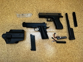 Image pour Airsoft Set (AEG und GBB) mit 2 Kurzwaffen, Magazinen, Holster und Gas