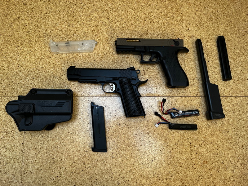 Bild 1 für Airsoft Set (AEG und GBB) mit 2 Kurzwaffen, Magazinen, Holster und Gas