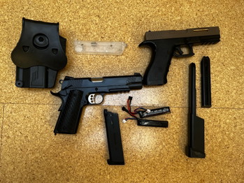 Afbeelding 2 van Airsoft Set (AEG und GBB) mit 2 Kurzwaffen, Magazinen, Holster und Gas