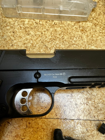 Bild 3 für Airsoft Set (AEG und GBB) mit 2 Kurzwaffen, Magazinen, Holster und Gas