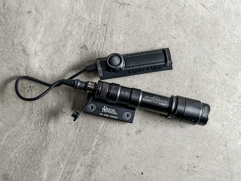 Imagen 1 de SF M600 Flashlight + Switch & MLOK DD mount