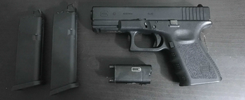 Afbeelding 2 van Umarex Glock 19 met 2 magazijnen, flashlight en carrying case!