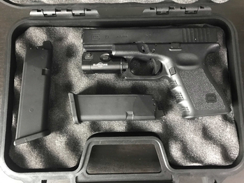 Afbeelding 3 van Umarex Glock 19 met 2 magazijnen, flashlight en carrying case!