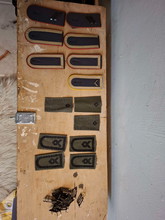 Afbeelding van West - and East-German insignias