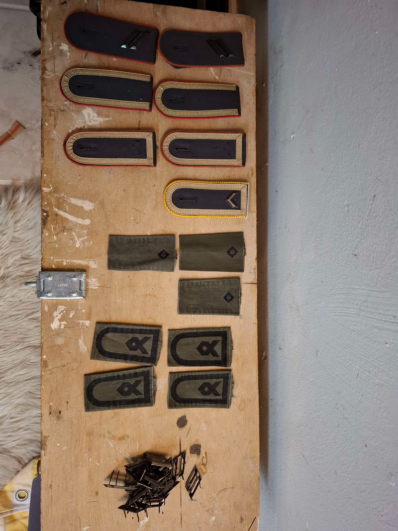 Imagen 1 de West - and East-German insignias