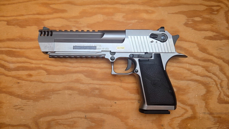 Afbeelding 1 van Desert Eagle L6 Gas Blowback by WE & Cybergun with Amomax Holster