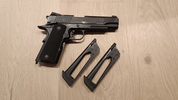 Afbeelding 4 van Airsoft inboedel (4 replica's, 2 koffers en meer)