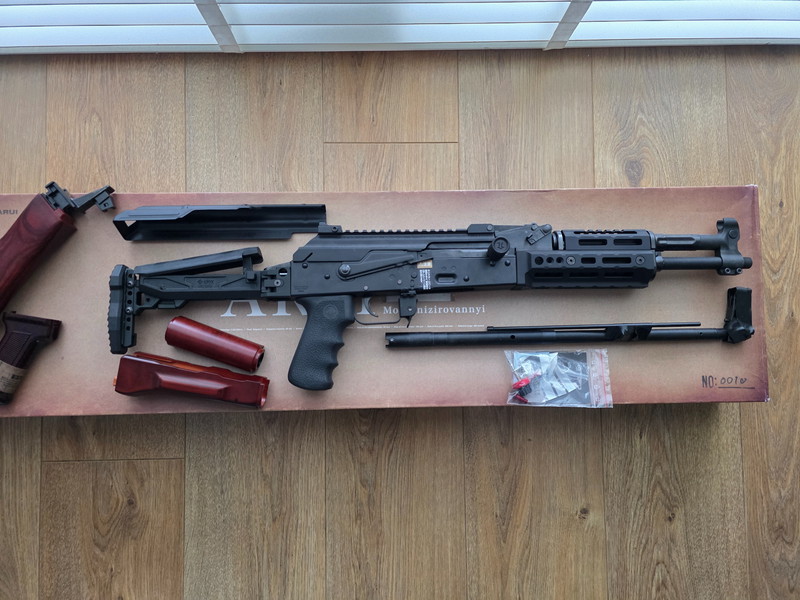Imagen 1 de Tokyo Marui AKM met 5 mags, short barrel, railed dust cover en meer!