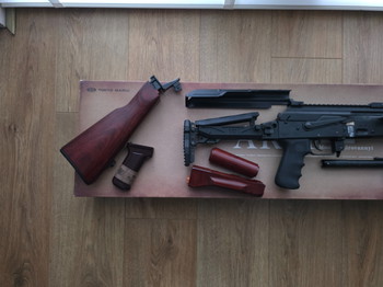 Imagen 2 de Tokyo Marui AKM met 5 mags, short barrel, railed dust cover en meer!