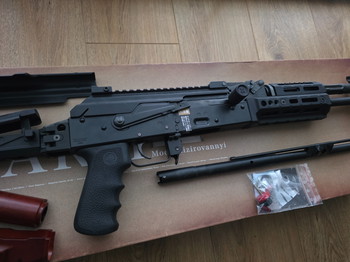 Imagen 3 de Tokyo Marui AKM met 5 mags, short barrel, railed dust cover en meer!