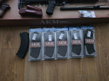 Imagen 5 de Tokyo Marui AKM met 5 mags, short barrel, railed dust cover en meer!
