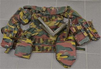Afbeelding 3 van Belgisch Leger (1996) chest rig met metalen schop en drinkbus