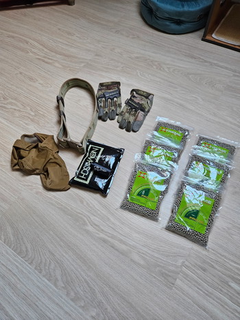 Afbeelding 2 van Volledig airsoft gear + replica's