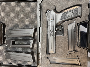Imagen 2 de KJ Works CZ P-09 Duty mit Metallschlitten GBB 6mm BB schwarz inkl. Koffer