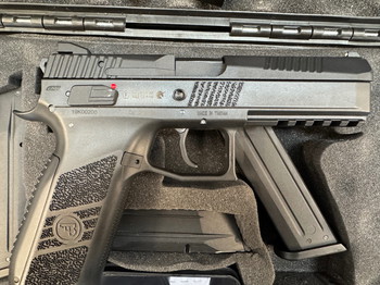 Imagen 3 de KJ Works CZ P-09 Duty mit Metallschlitten GBB 6mm BB schwarz inkl. Koffer