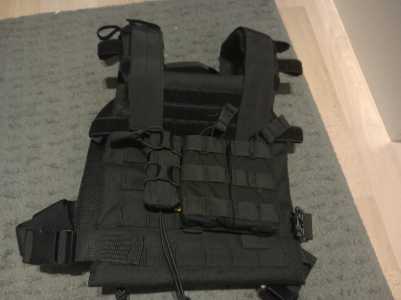 Image 1 for Complete tactical vest w pouches.