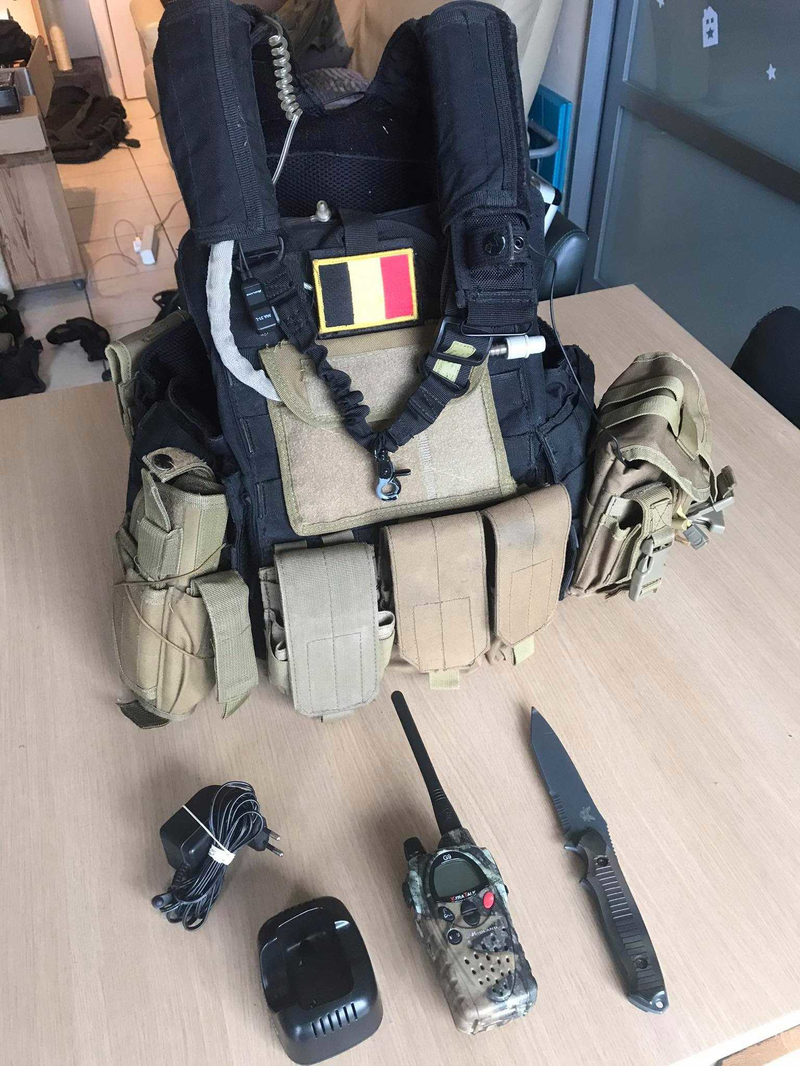 Afbeelding 1 van Plate carrier + Pouches + camelbak + Walkie talkie met oortje + dummy knife Pakket