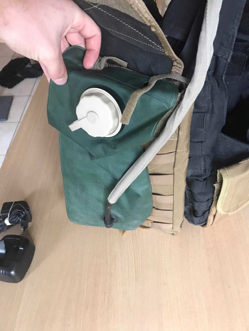 Bild 2 für Plate carrier + Pouches + camelbak + Walkie talkie met oortje + dummy knife Pakket