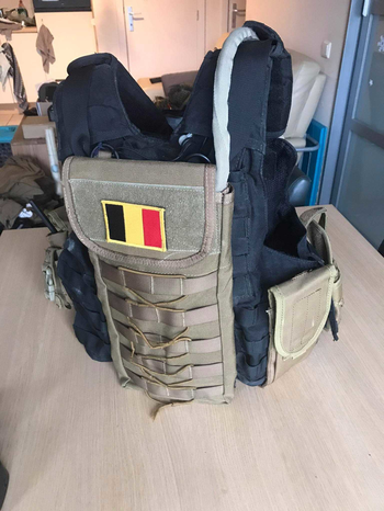 Afbeelding 3 van Plate carrier + Pouches + camelbak + Walkie talkie met oortje + dummy knife Pakket