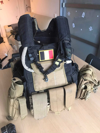 Bild 4 für Plate carrier + Pouches + camelbak + Walkie talkie met oortje + dummy knife Pakket