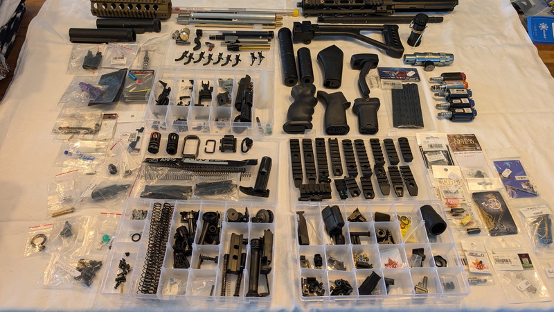 Image 1 for Lot1: spare parts, motors, grips, triggers, valves, ...
