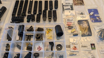 Image 2 for Lot1: spare parts, motors, grips, triggers, valves, ...