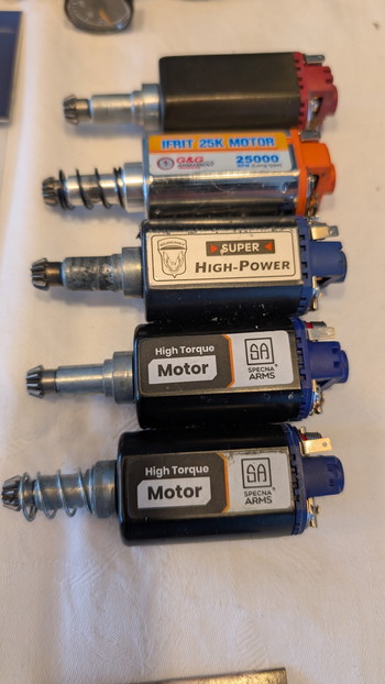 Image 4 for Lot1: spare parts, motors, grips, triggers, valves, ...