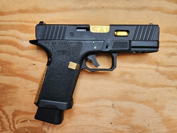 Afbeelding 2 van Salient Arms BLU Compact Gas Blowback with Tier One 2.0 RMR Cut Slide by Armorer Works & EMG