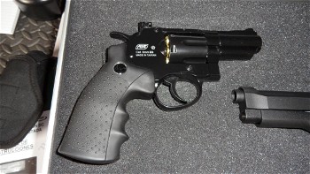 Afbeelding 3 van te koop een ravolver met holster co2 en een pistool ook co2