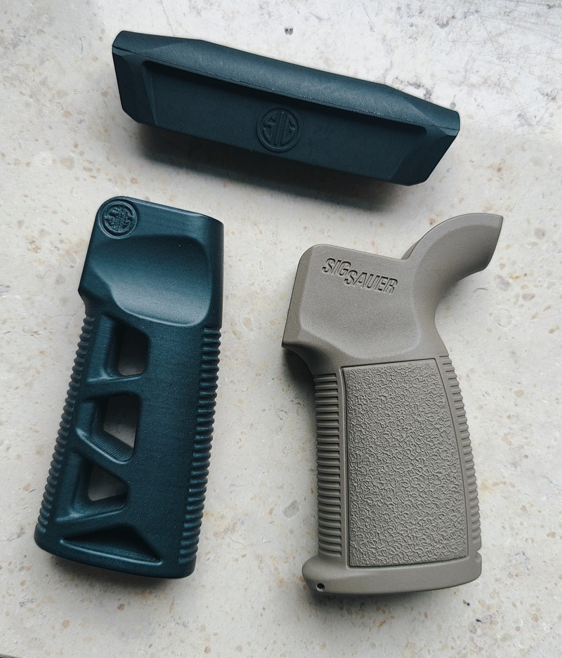 Imagen 1 de SIG - MCX grip FDE + Cheekriser & 3D printed vertical grip