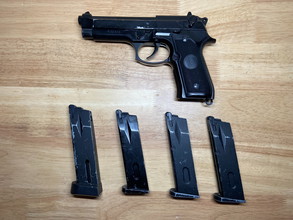 Imagen para KJW M9 met extra magazijnen