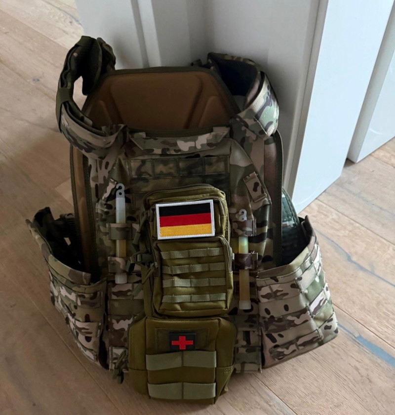 Image 1 for Airsoft Weste mit Gürtel, Patches & Lights (ungetragen)