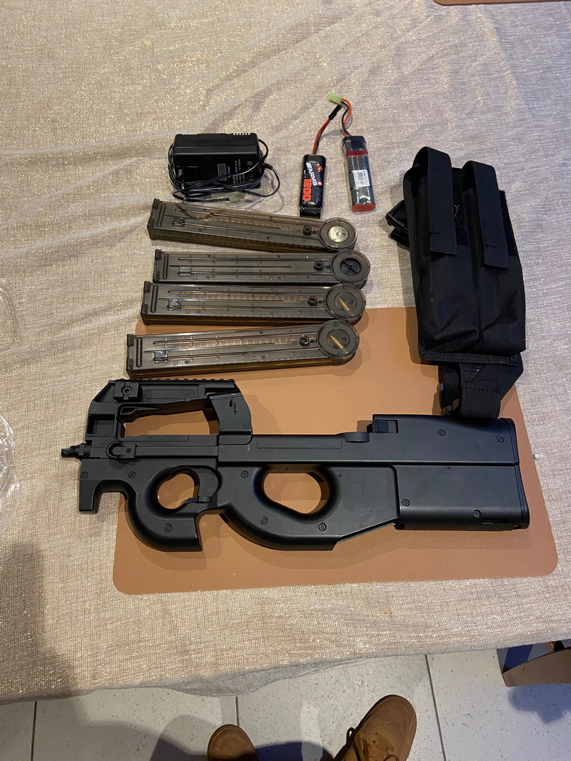 Image 1 for P90 4mags +pouche voor 2mags 2batterijen +oplader