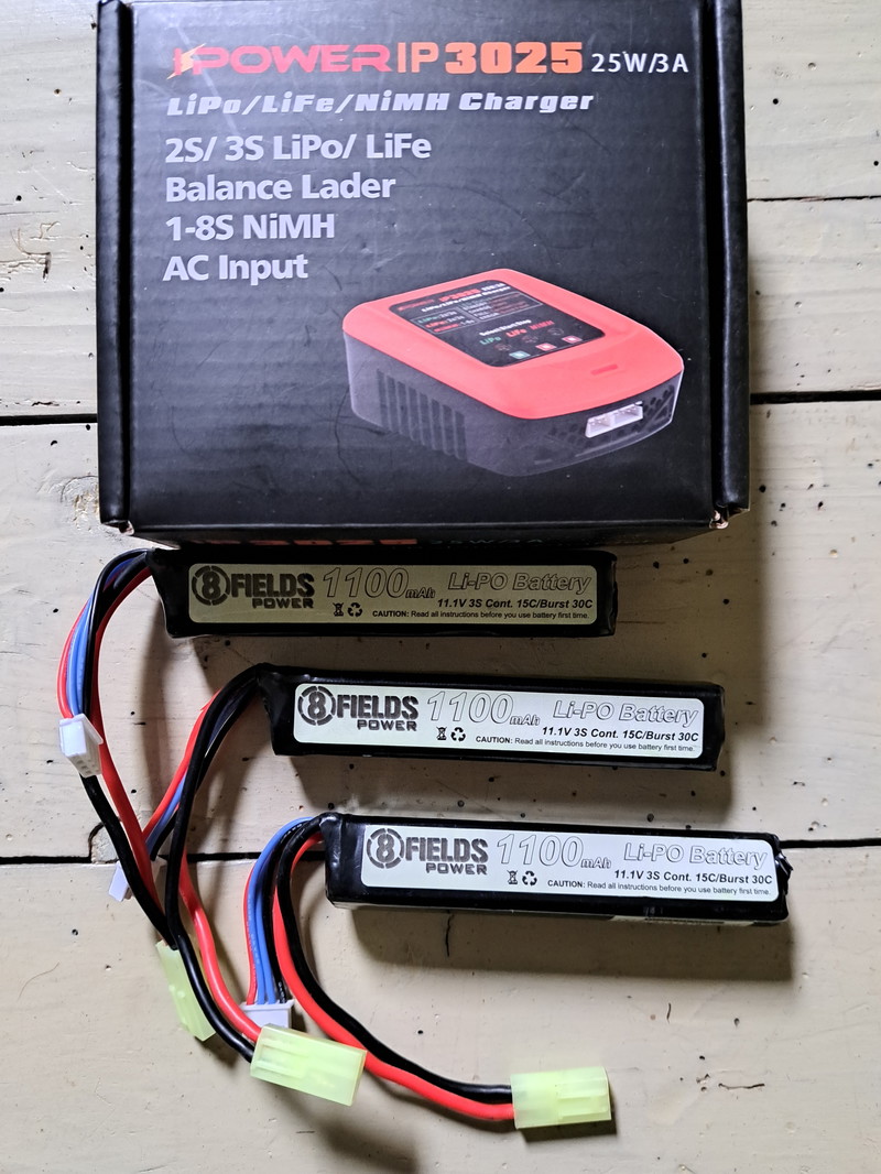 Bild 1 für Battery Charger + 3 lipo batterijen