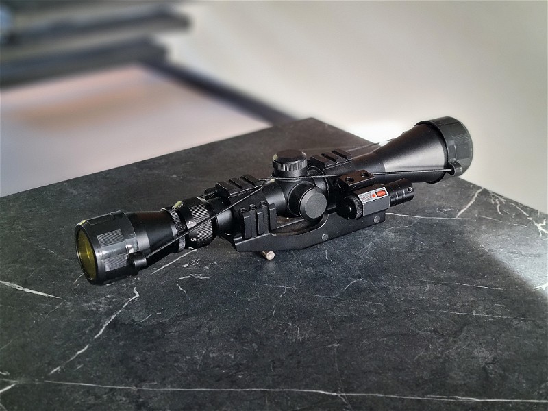 Afbeelding 1 van Zeer nette scope met laser en beschermkapjes