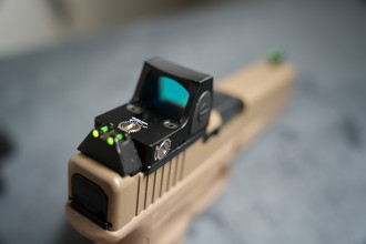 Image pour 3 gas pistols with magazines. 2 Glocks. 1 ICS XFG ( no crosshair )