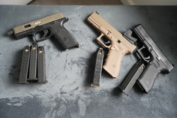 Image 3 pour 3 gas pistols with magazines. 2 Glocks. 1 ICS XFG ( no crosshair )