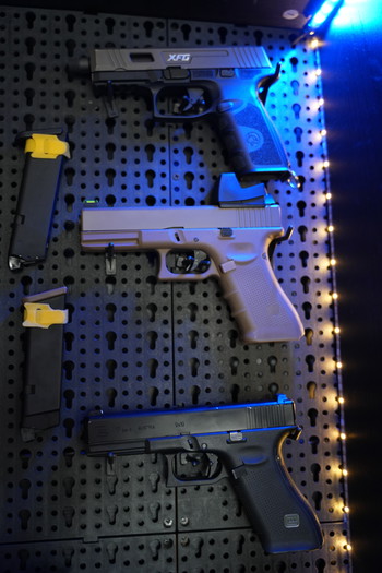 Image 4 pour 3 gas pistols with magazines. 2 Glocks. 1 ICS XFG ( no crosshair )