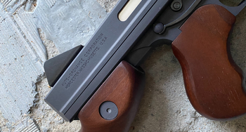 Afbeelding 4 van Cybergun Thompson GBB met Ra-Tech Woodkit.