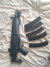 Image pour Classic Army Mp5, met 4 mid caps en 1 high cap, ingebouwde zaklamp, en een inklapbare stock.