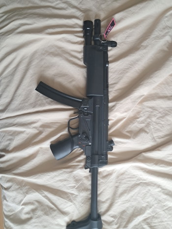 Imagen 2 de Classic Army Mp5, met 4 mid caps en 1 high cap, ingebouwde zaklamp, en een inklapbare stock.