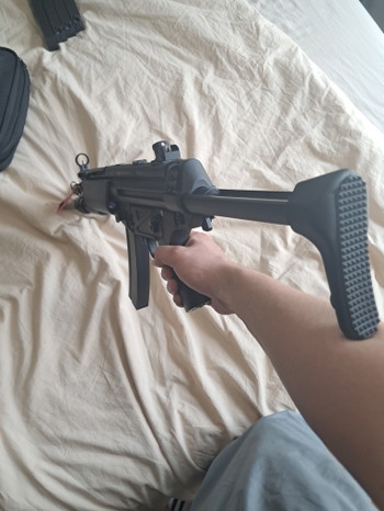 Imagen 3 de Classic Army Mp5, met 4 mid caps en 1 high cap, ingebouwde zaklamp, en een inklapbare stock.