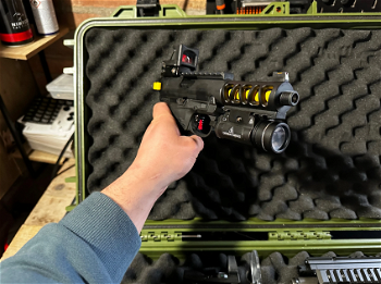 Afbeelding 3 van Custom AAP met tracer, flashlight, scope