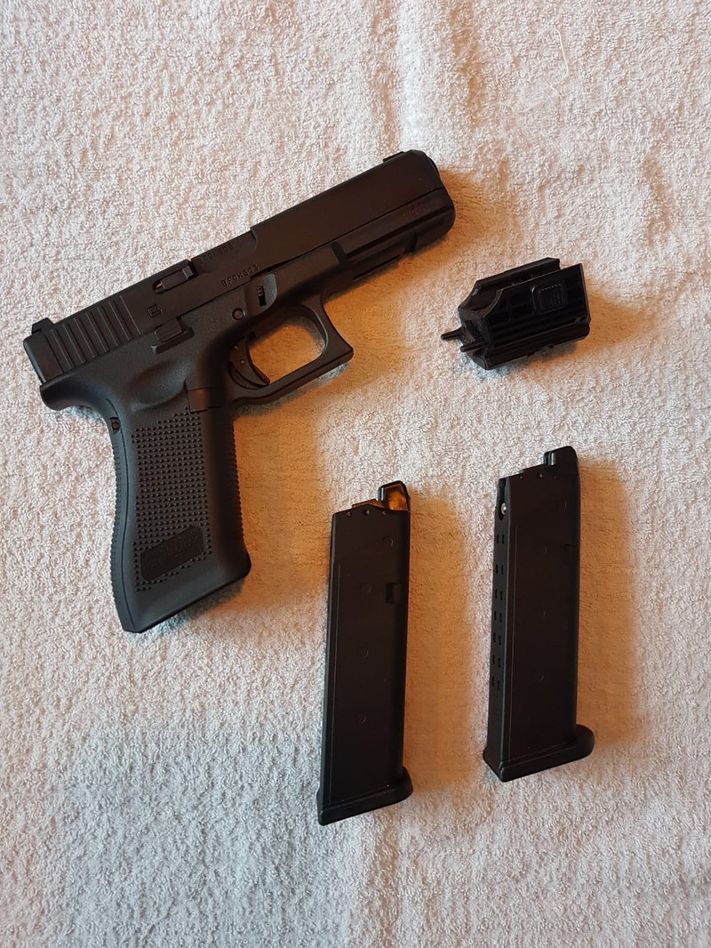 Image 1 for GLOCK 17 GEN5 | GBB | UMAREX inclusief extra magazijn en Umarex Tac Laser en opbergkoffer en holster