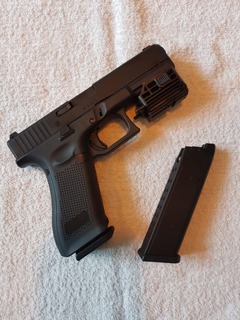 Image 2 for GLOCK 17 GEN5 | GBB | UMAREX inclusief extra magazijn en Umarex Tac Laser en opbergkoffer en holster