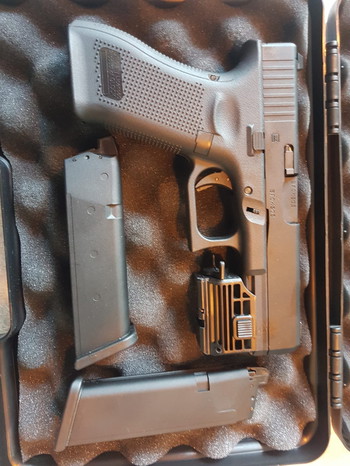 Image 3 for GLOCK 17 GEN5 | GBB | UMAREX inclusief extra magazijn en Umarex Tac Laser en opbergkoffer en holster